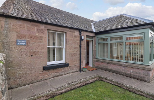 DROMORE COTTAGE, pet friendly, character holiday cottage in Norham