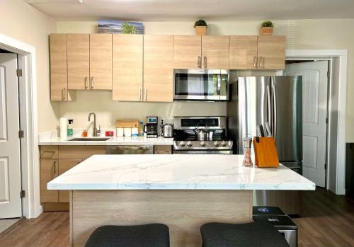 DT Stylish & Newly Renovated Home 2BR Sea Tac 6 Miles with AC