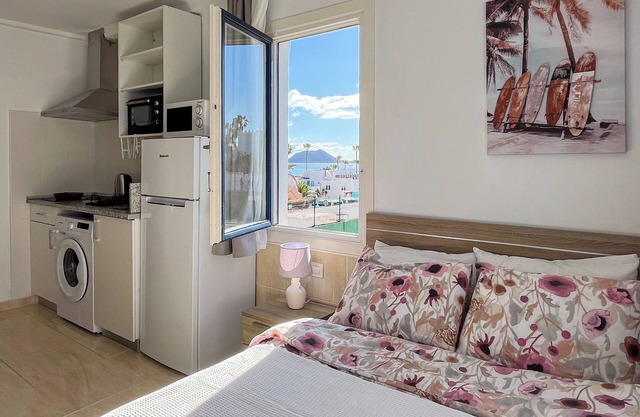 Dual Beach Studios with Ocean-View, Terrace, 100m to beach, Pool, wifi