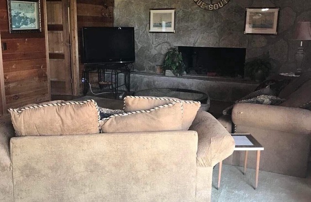 Due South - Lakefront cedar cottage w/firepit, deck, WIFI (Pet-Friendly!)