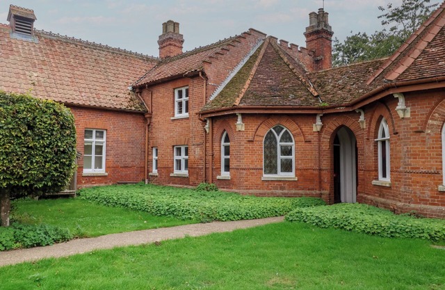 DUKE COTTAGE, pet friendly, with a garden in Wickham Market