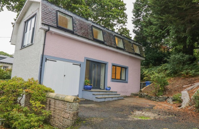 DUNAIVON COTTAGE, family friendly, with a garden in Rhu