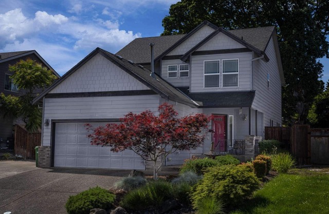 Dundee Gem, Bright Open Layout, Fenced Backyrd, Walk to Wineries, Food, Park w/Tennis & Playground