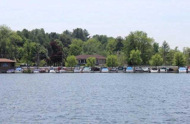 Dunham's Bay Lakeside Apartment (Sleeps 6)