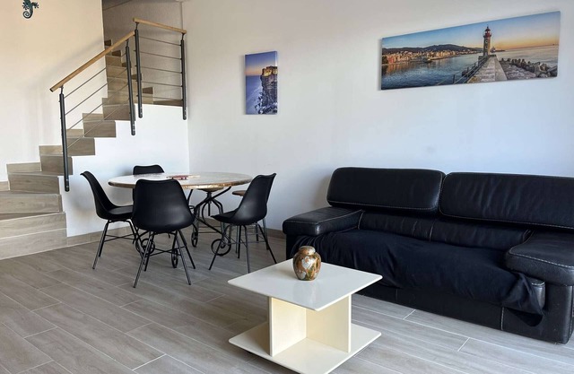 Duplex en bord de mer à Borgo - 3 pièces, climatisation, terrasse, jardin, BBQ, WIFI, parking, plage 20m