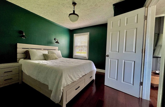 Duplex in a quiet Nashville neighborhood - close to everything. Pet-friendly!