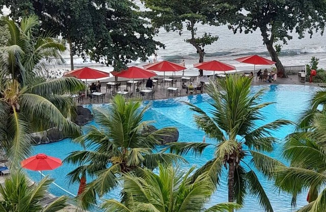 Duplex on the beach, with swimming pool, steam room, sauna, fitness room