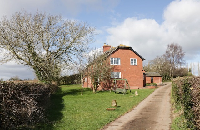 DURSTONE COTTAGE, pet friendly, with open fire in Pencombe