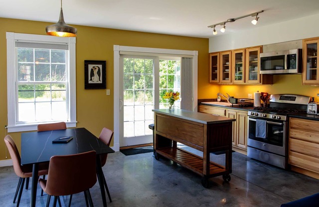 Dwntwn w/Prvt Rooftop, Soaking Tub, EV Charger