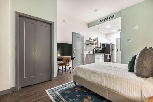 Dynamic Stay Connected Comfort Steps from Atrium