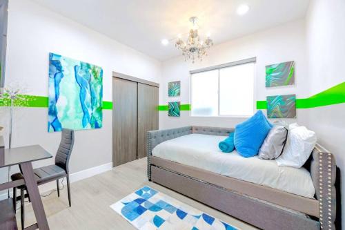 E- Classy NoHo Oasis 2-Units, U-Studios 15m