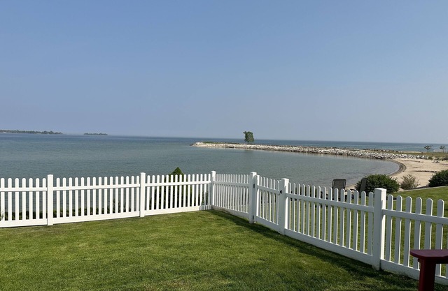 E&K Harbor Inn 1 bedroom Suite on lake Michigan in downtown Baileys Harbor