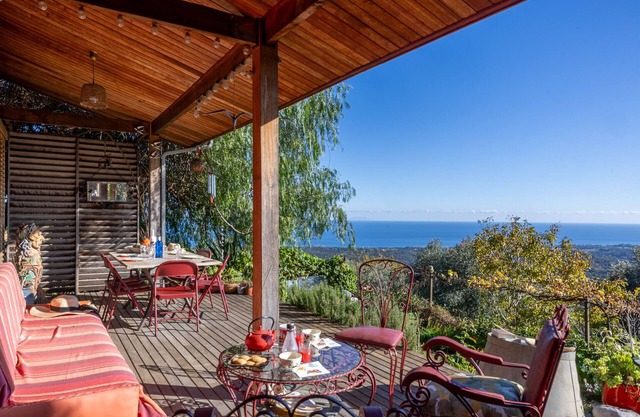 E Tre Petre wooden house with magnificent sea views and a large garden planted with trees