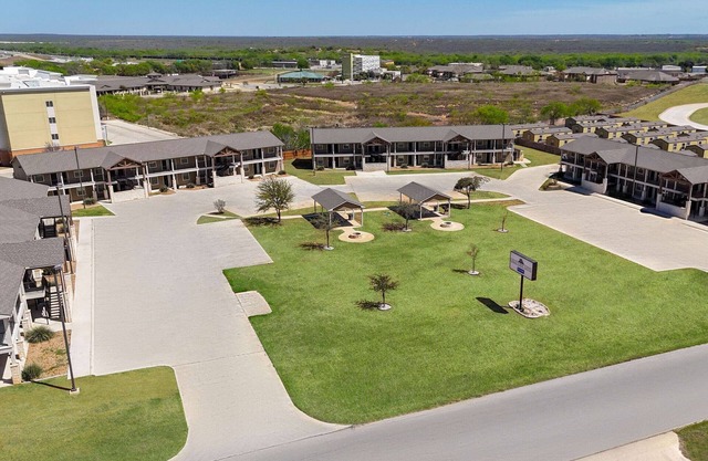 Eagle's Den Suites Cotulla a Travelodge by Wyndham