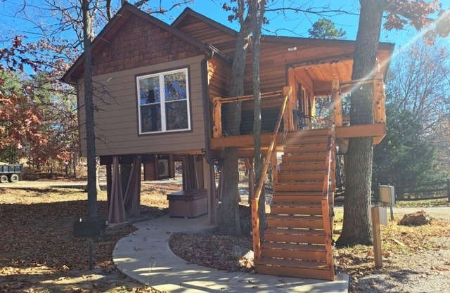 "Eagle's Nest" Tree House #5 w/2-person hot tub