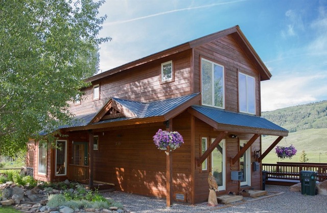 Eagle View - Amazing Views of the Mountains and the East River!