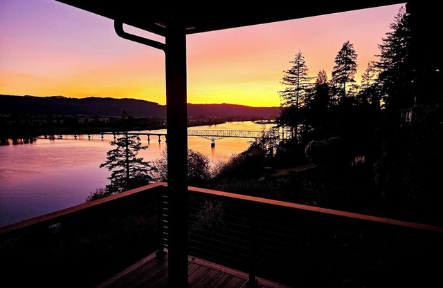 Eagles View Waterfront Retreat a 2-bedroom 2-bath stunning house in Cathlamet