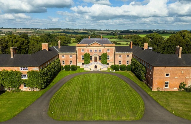 Earnshill House - Eight Bedroom House, Sleeps 16