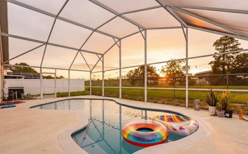 East Orlando Getaway - 3BR/2BTH - *Pool *Parking