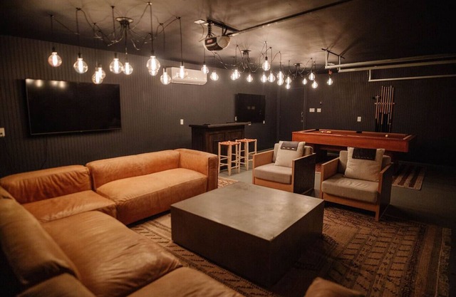 East Side Home | Epic Game Room | Sleeps 13