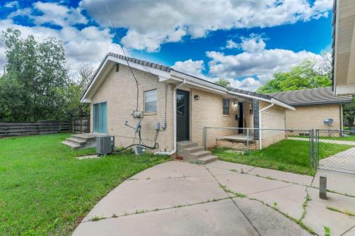 East Side Oasis 3BR 2 BA Coffee 5Min to Town East