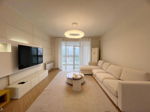 Eastern Hub - Jing'an Temple Branch 4-bedroom with 2 Balconies