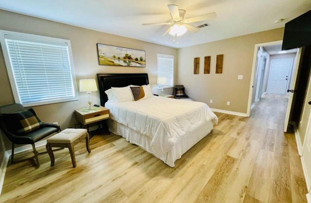 Eastgate 16B spacious comfortable