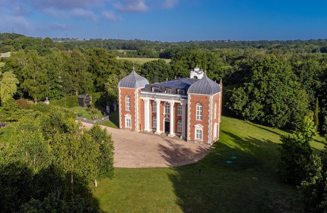 Eastwood Observatory: 12 beds, pool + tennis court