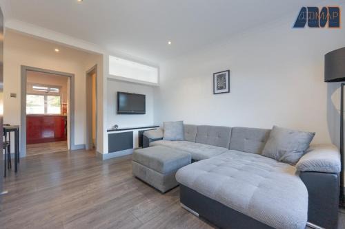 Easy Access to Glasgow Edinburgh with 2 Car Spaces