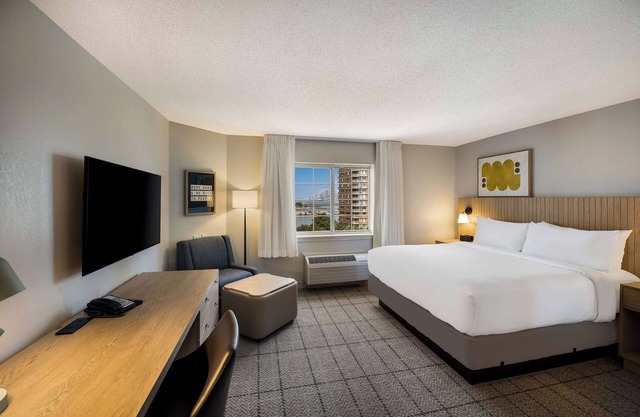 Easy Access to Local Attractions! Unit w/Full Kitchen, On-site Parking!
