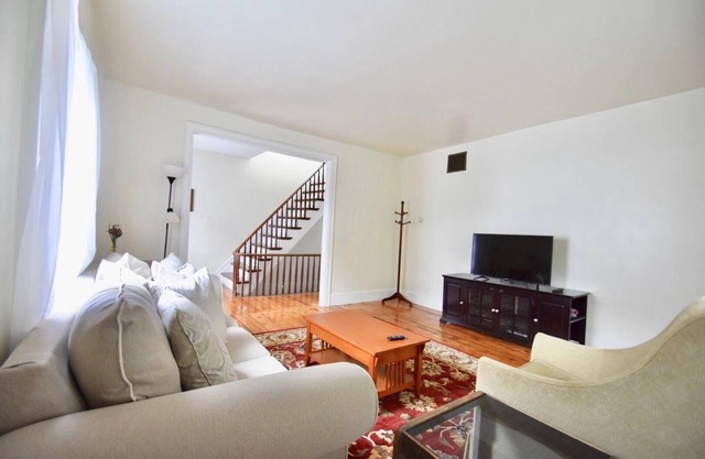 Easy Breezy Downtown Brunswick 2 BR