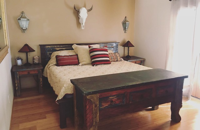 Easy Walk to the Plaza, Gated Retreat, nearby Ski Santa Fe!