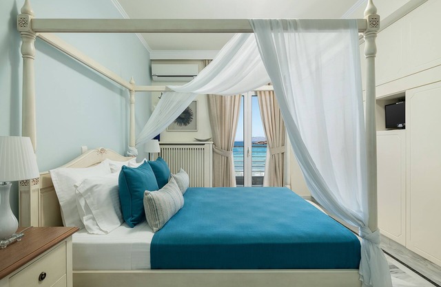 Eclectic 3-bedroom house in front of the sea