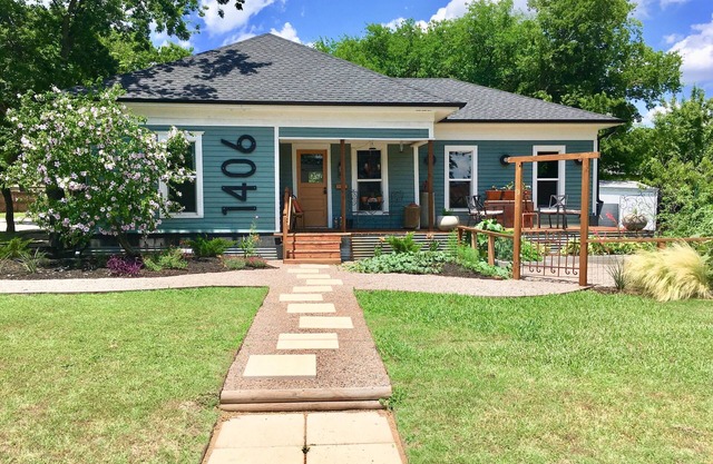 Eclectic Bungalow Near Historic Downtown