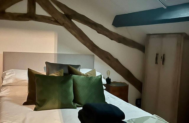 Eclectic couples escape in the country with hot tub, vineyards. Pet Friendly!