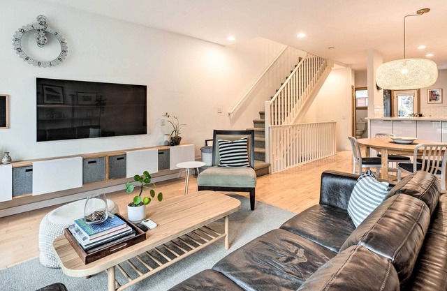 Eclectic Seattle Townhome < 3 Mi to Downtown!