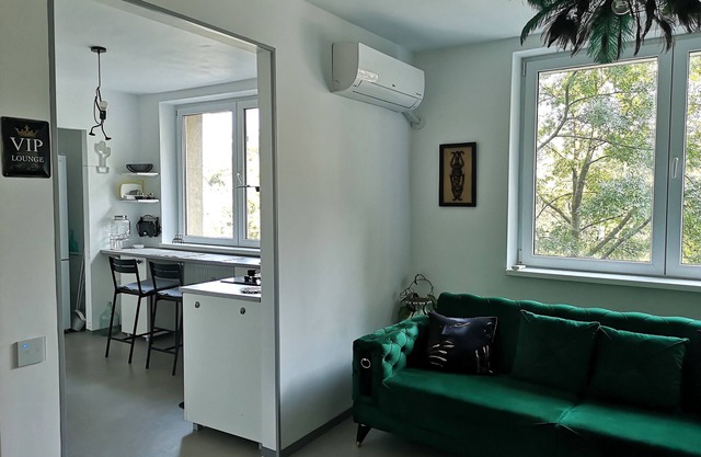 Eclectic Vibes Apartment, just steps from Railway Station & close to City Center