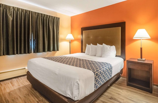 Econo Lodge Inn & Suites Windsor Locks Bradley Airport
