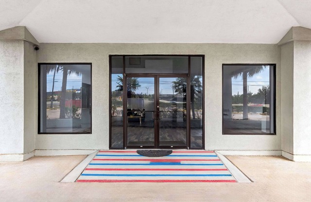 Econo Lodge Inn & Suites