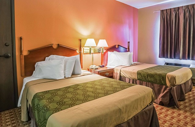 Econo Lodge Inn & Suites