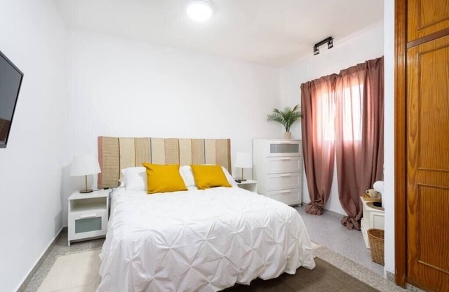 Eden Rentals 105 Surfy Stylish BedandCoffee Room