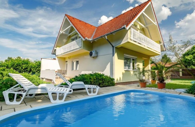 Edina (SZA115) by Interhome