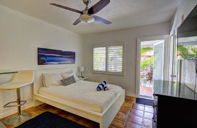Efficiency 3 on water las olas/beach free kayaks.