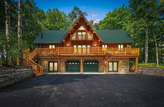 Egg Harbor Log Cabin w Outside Bar and Patio!