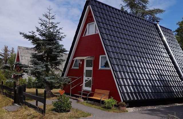 Eifeler Finnhaus, secluded location, on the edge of the forest, with fireplace and sauna house