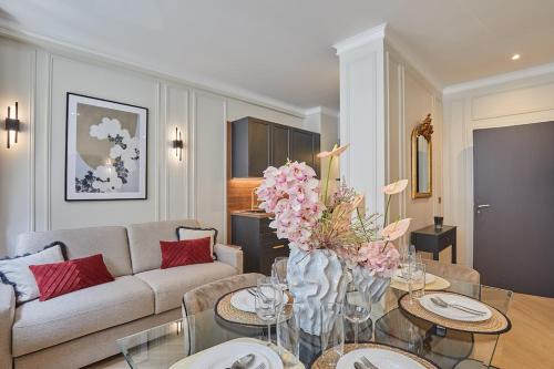 Eiffel Tower Apartment Invalides