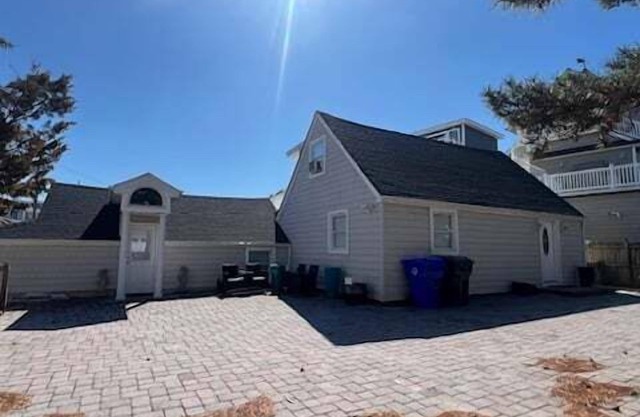 EKUPP116 | Deauville Beach Seashore Cape sleeps 8! 8 Badges - Pets! by Shore Points Vacations