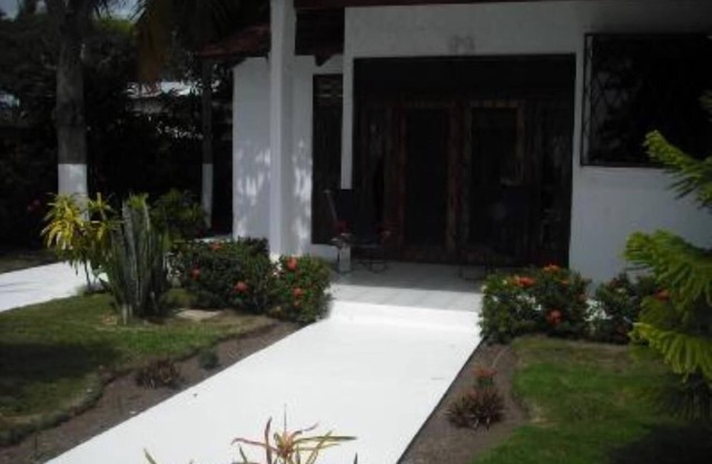 El Roble: villa directly on the beach.