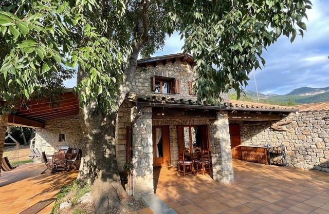 El Vilarot. La casa de piedra en la naturaleza.