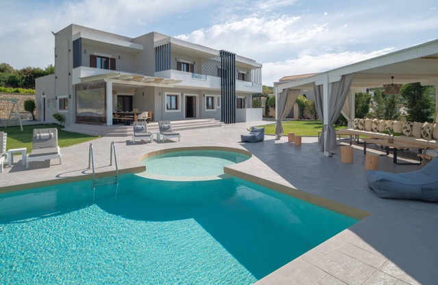 Elaida Villa, Spacious, ideal for big groups, 50m2 pool, Shops walking distance